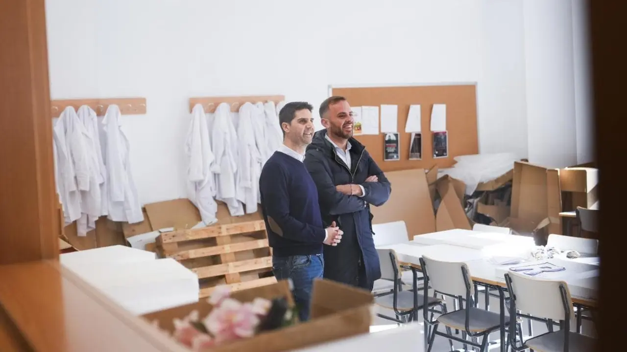 Emilio Viciana y Alberto Escribano durante la visita al nuevo instituto en Arganda del Rey.