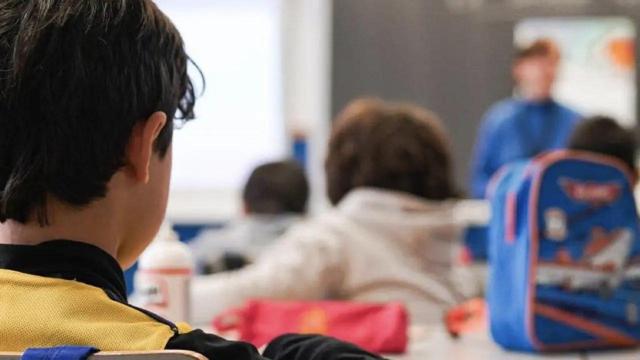 Un ni&ntilde;o presta atenci&oacute;n en clase mientras se prepara la admisi&oacute;n escolar.