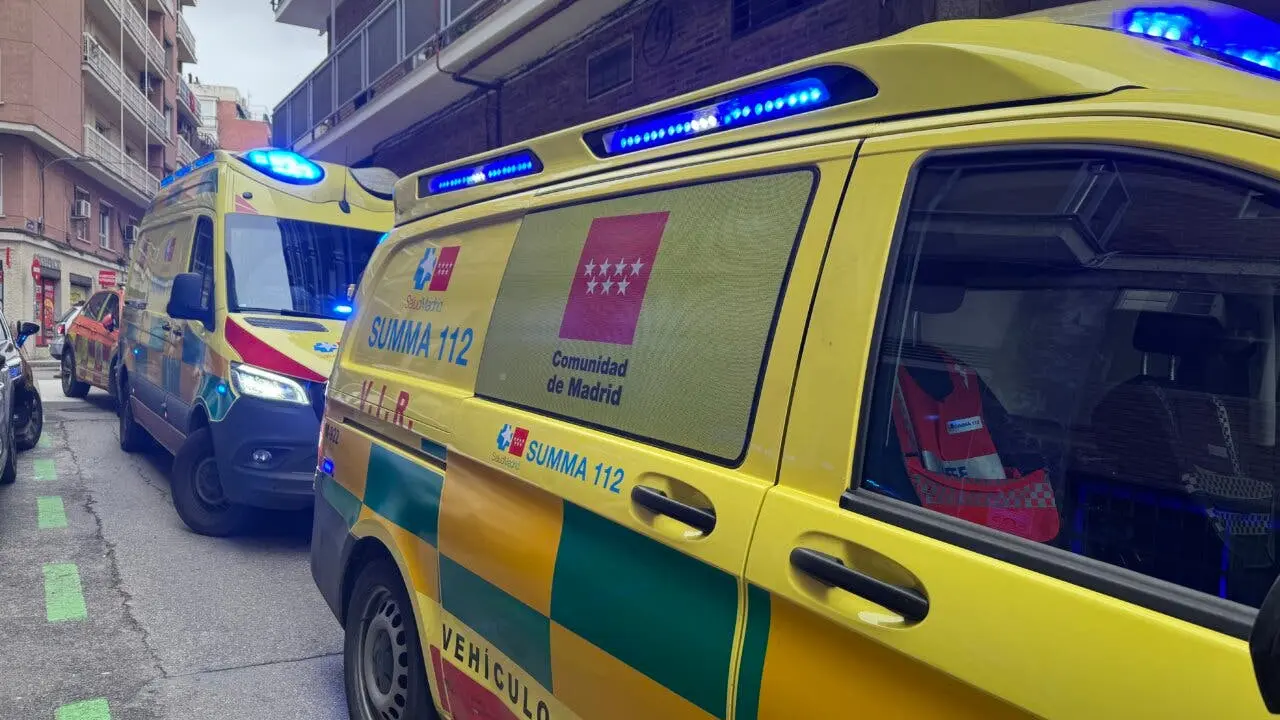 Ambulancias del SUMMA 112 atendiendo a un trabajador herido en Madrid.