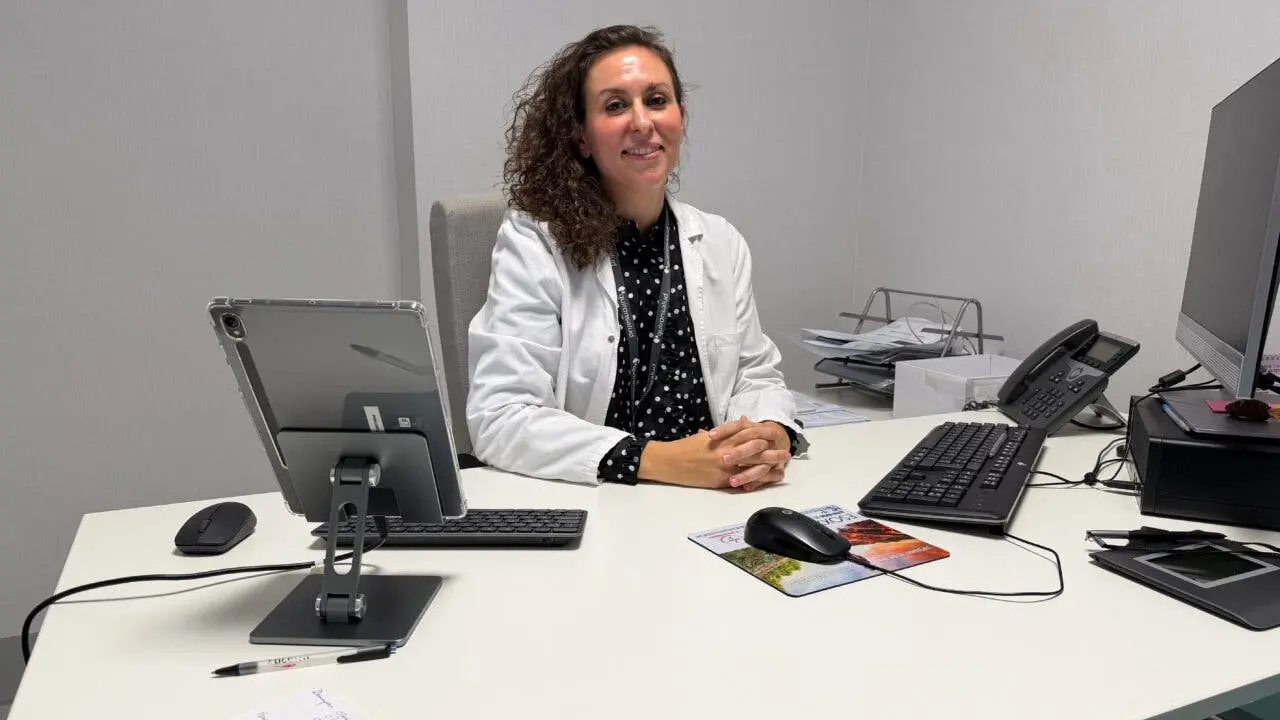 La doctora Laura Mart&iacute;nez Meco en su consulta de Medicina Est&eacute;tica. Detalles sobre la valoraci&oacute;n inicial.