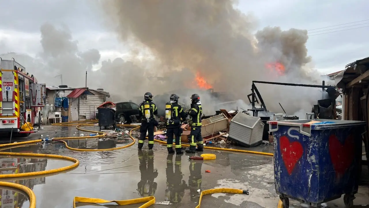 Un incendio devastador arrasa varias chabolas en Fuencarral. Los bomberos trabajan para controlar la situaci&oacute;n.