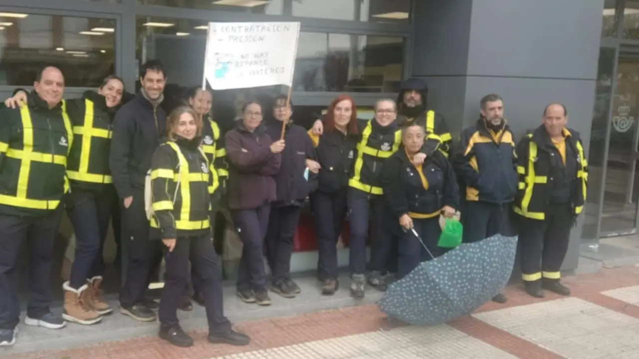 Los trabajadores de Correos en Torrej&oacute;n realizan paros indefinidos por falta de personal.