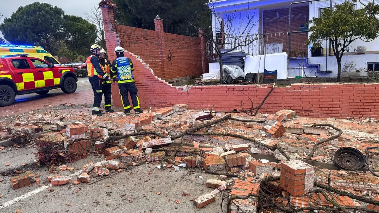Un muro colapsa en un chalet en Getafe, causando heridos. Bomberos en la escena.
