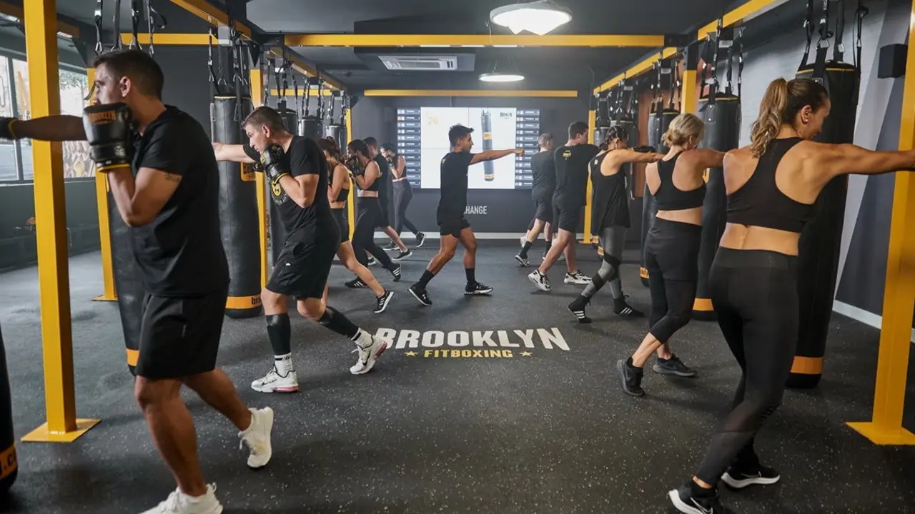 Clase de entrenamiento de alta intensidad en Brooklyn Fitboxing.