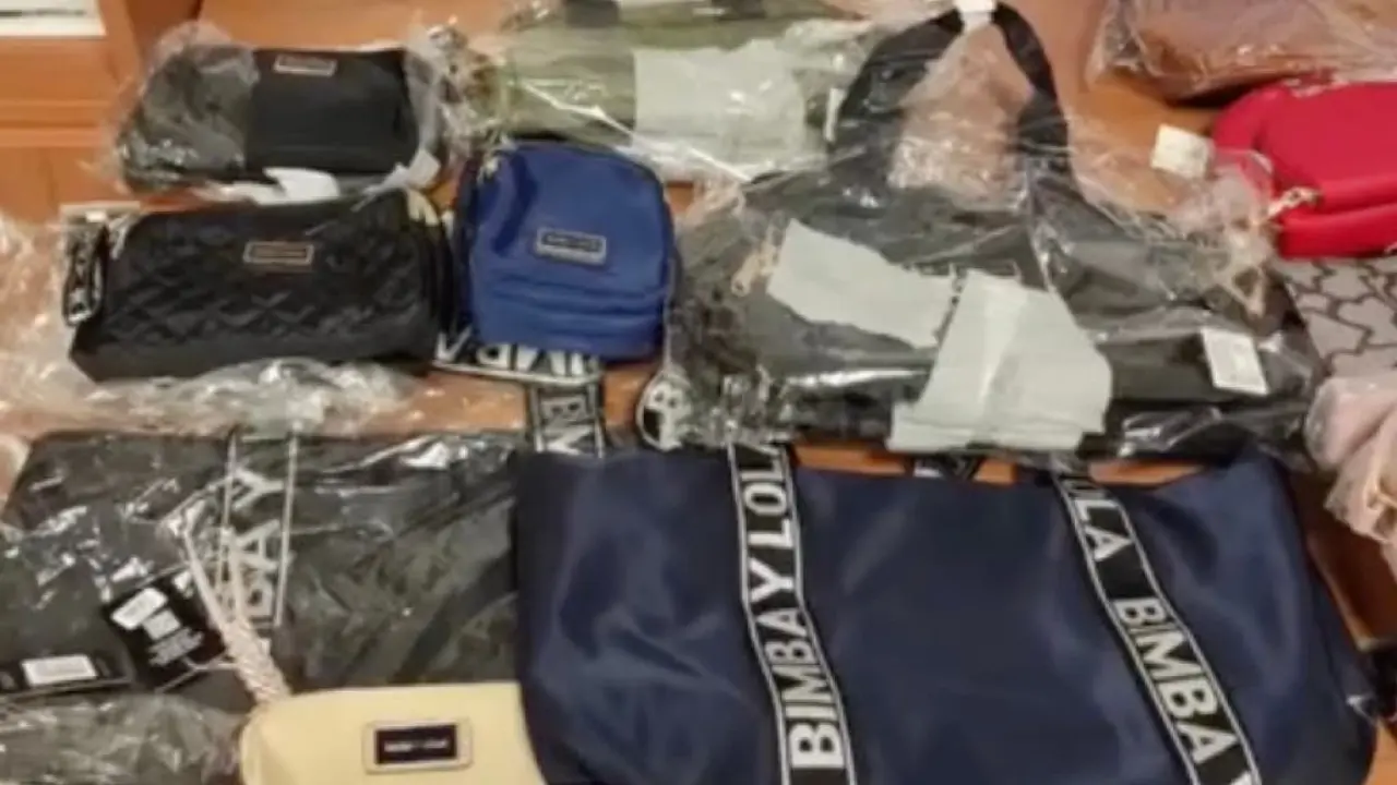 La Polic&iacute;a Local de Torrej&oacute;n interviene bolsos falsificados en un mercadillo.