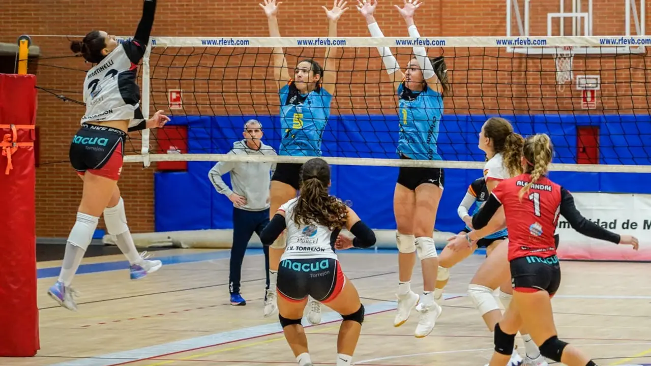 Momento emocionante de un partido de voleibol en Torrej&oacute;n de Ardoz.