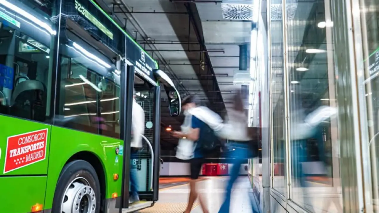 Guadalajara mantendr&aacute; el abono de transporte de Madrid. Imagen de un autob&uacute;s en la estaci&oacute;n.