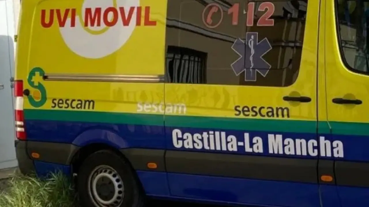 La UVI m&oacute;vil del SESCAM en Guadalajara responde a un accidente. La falta de recursos es preocupante.