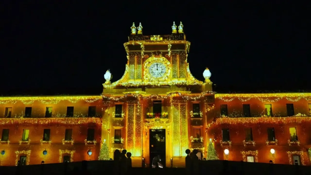 La instalaci&oacute;n art&iacute;stica en Conde Duque ofrece un espect&aacute;culo de luz gratuito. Disfruta de la magia navide&ntilde;a en Madrid.