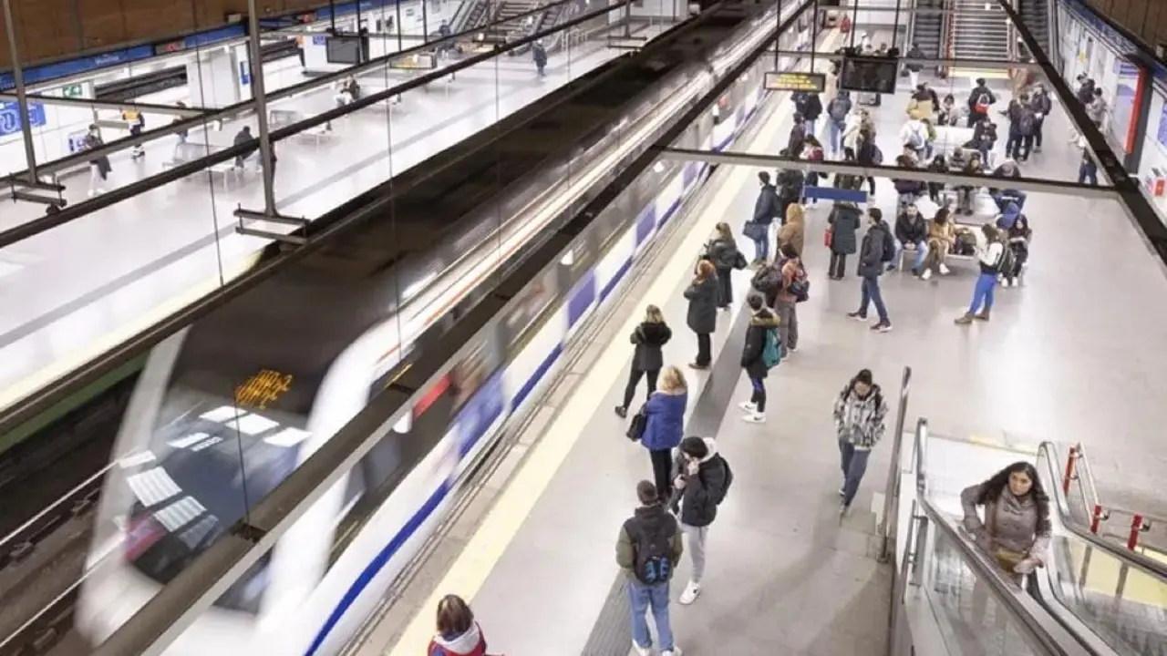 La L&iacute;nea 6 del Metro de Madrid reabre por completo este s&aacute;bado. Un evento significativo para los usuarios.