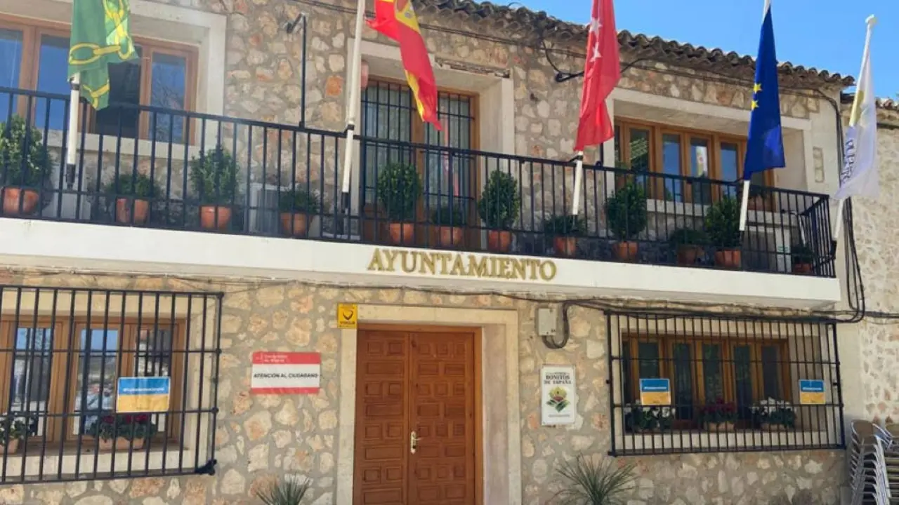 Fachada del Ayuntamiento de Nuevo Bazt&aacute;n, un edificio emblem&aacute;tico.