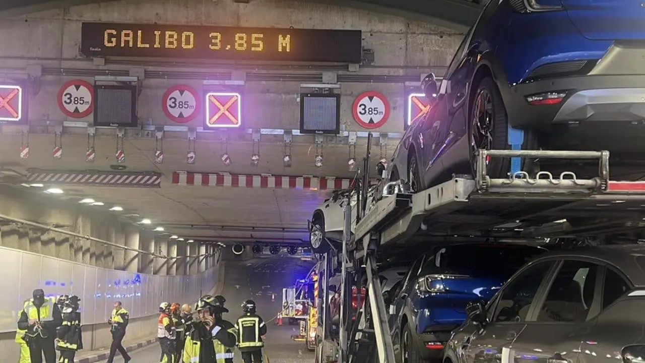 Un tr&aacute;iler cargado de coches qued&oacute; atrapado en el t&uacute;nel de Bail&eacute;n, causando cortes de tr&aacute;fico.
