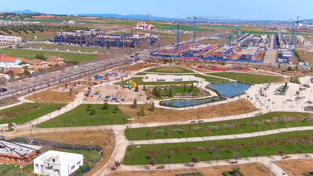 La localidad del Corredor del Henares muestra su crecimiento con nuevos desarrollos y un parque.