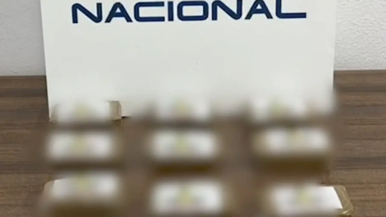 La Polic&iacute;a Nacional detuvo a un hombre con un kilo de hach&iacute;s oculto en su coche.