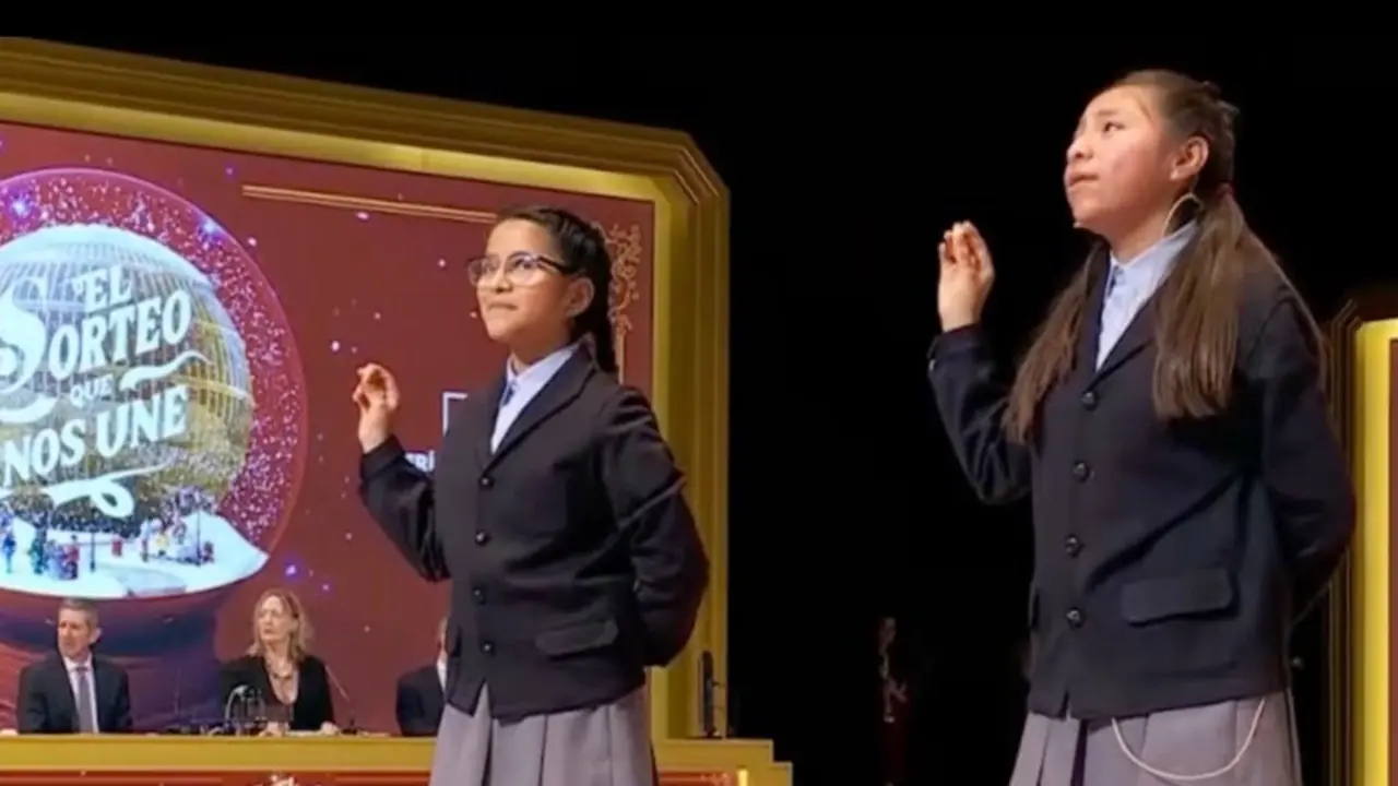 Las ni&ntilde;as de San Ildefonso cantan el Gordo de la Loter&iacute;a de Navidad.