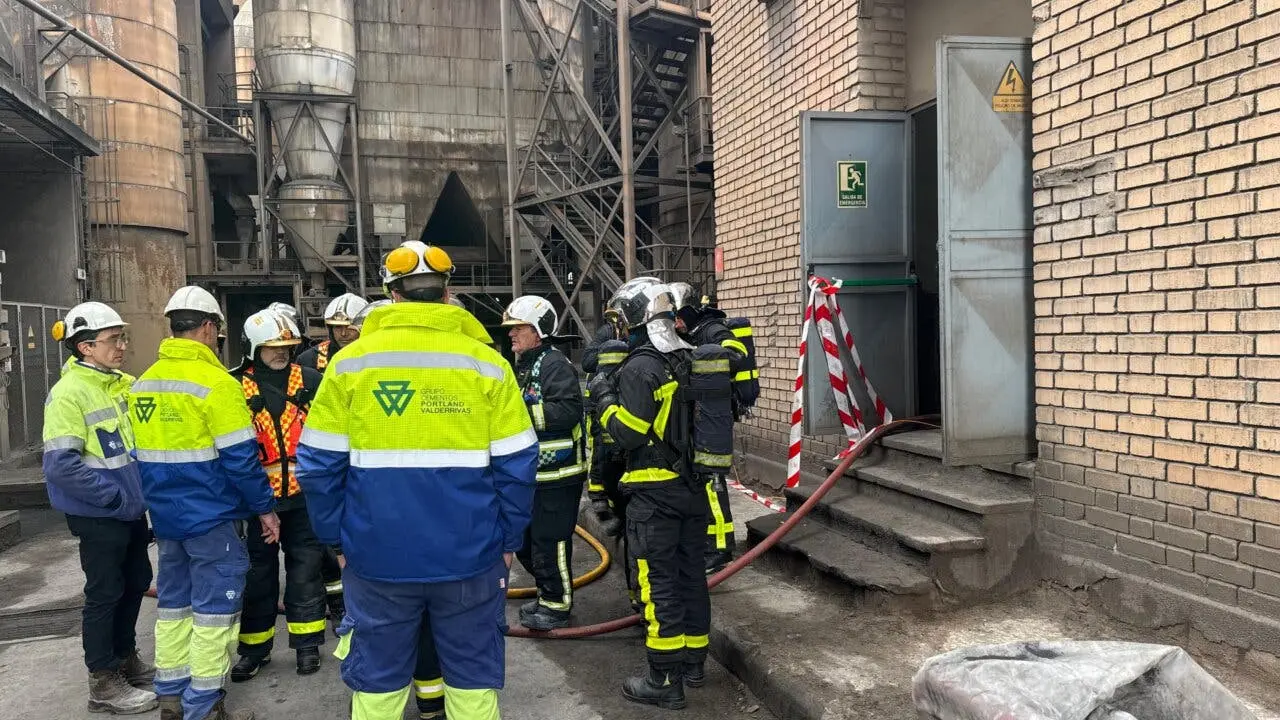 Siete dotaciones de bomberos atendieron un incendio en un cuarto de bater&iacute;as.