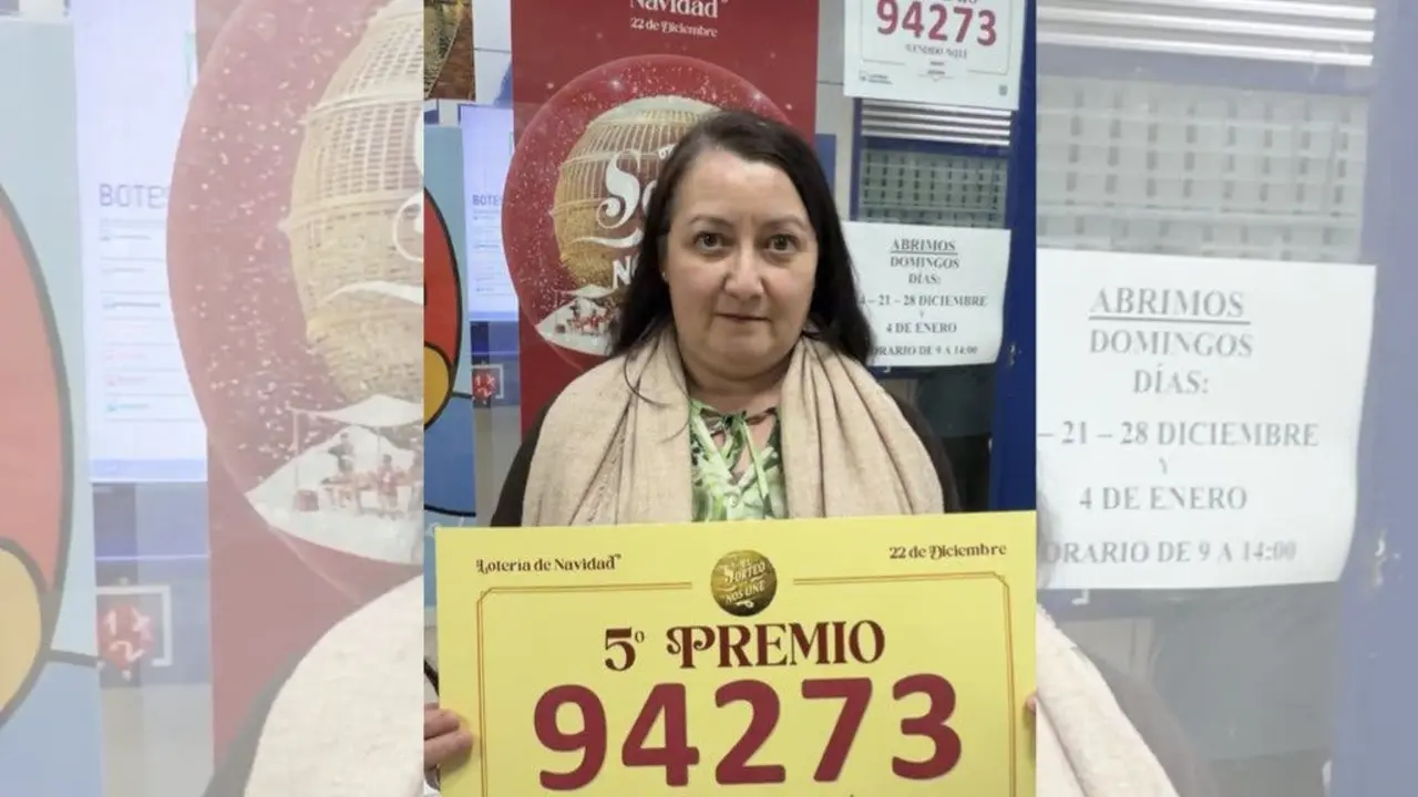 La familia Garc&iacute;a celebra el quinto premio de la Loter&iacute;a de Navidad en Torrej&oacute;n.