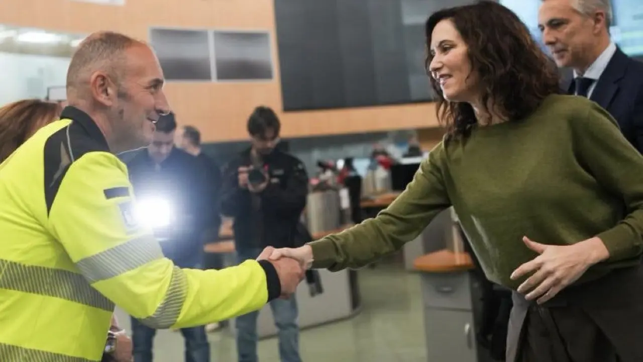 La presidenta Ayuso recomienda tener un kit de emergencias en casa.