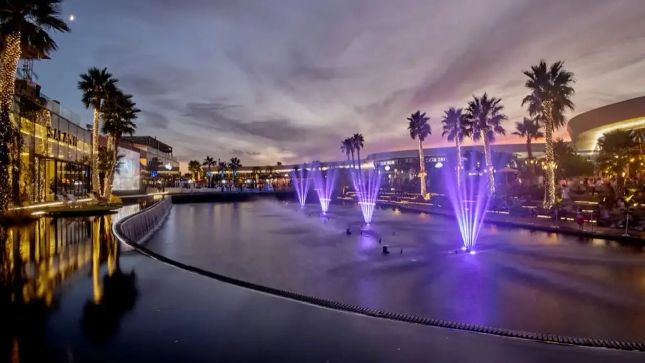 Oasiz Madrid celebra la Navidad con un espect&aacute;culo a&eacute;reo sobre el lago.