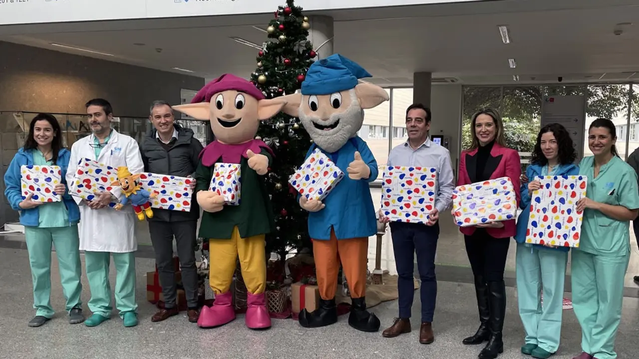 Los Guachis visitan a los ni&ntilde;os en el Hospital de Torrej&oacute;n.