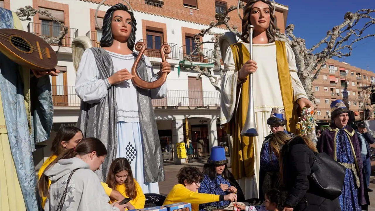 El &aacute;ngel Raguel recoge chupetes en Torrej&oacute;n para los Reyes Magos.