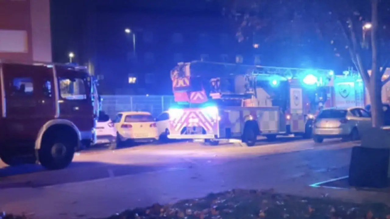 Un incendio provocado por una olla al fuego oblig&oacute; a desalojar un bloque en Azuqueca.