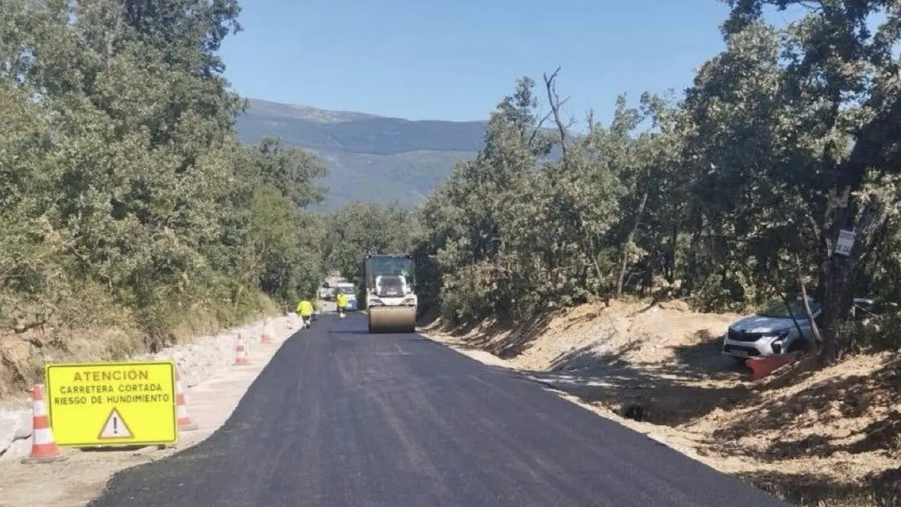 La Comunidad de Madrid invierte en la conservaci&oacute;n de sus carreteras. Se observan trabajos en una v&iacute;a local.
