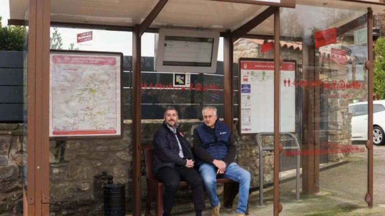 La Comunidad de Madrid instala marquesinas calefaccionadas en tres municipios de la Sierra Norte.
