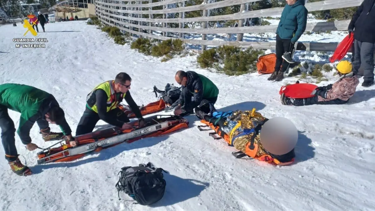 La Guardia Civil realiza un rescate en La Pedriza y Cercedilla, ayudando a personas atrapadas en la nieve.