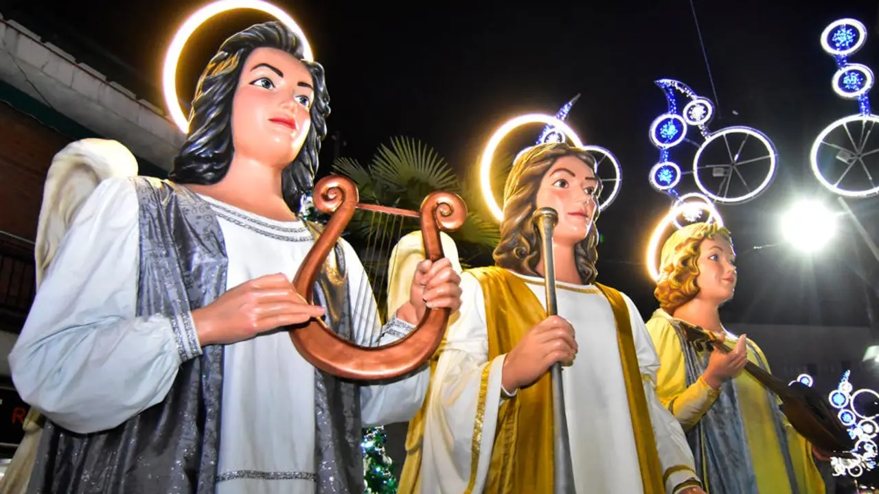 Los &Aacute;ngeles Navide&ntilde;os Gigantes adornan el centro de Torrej&oacute;n.