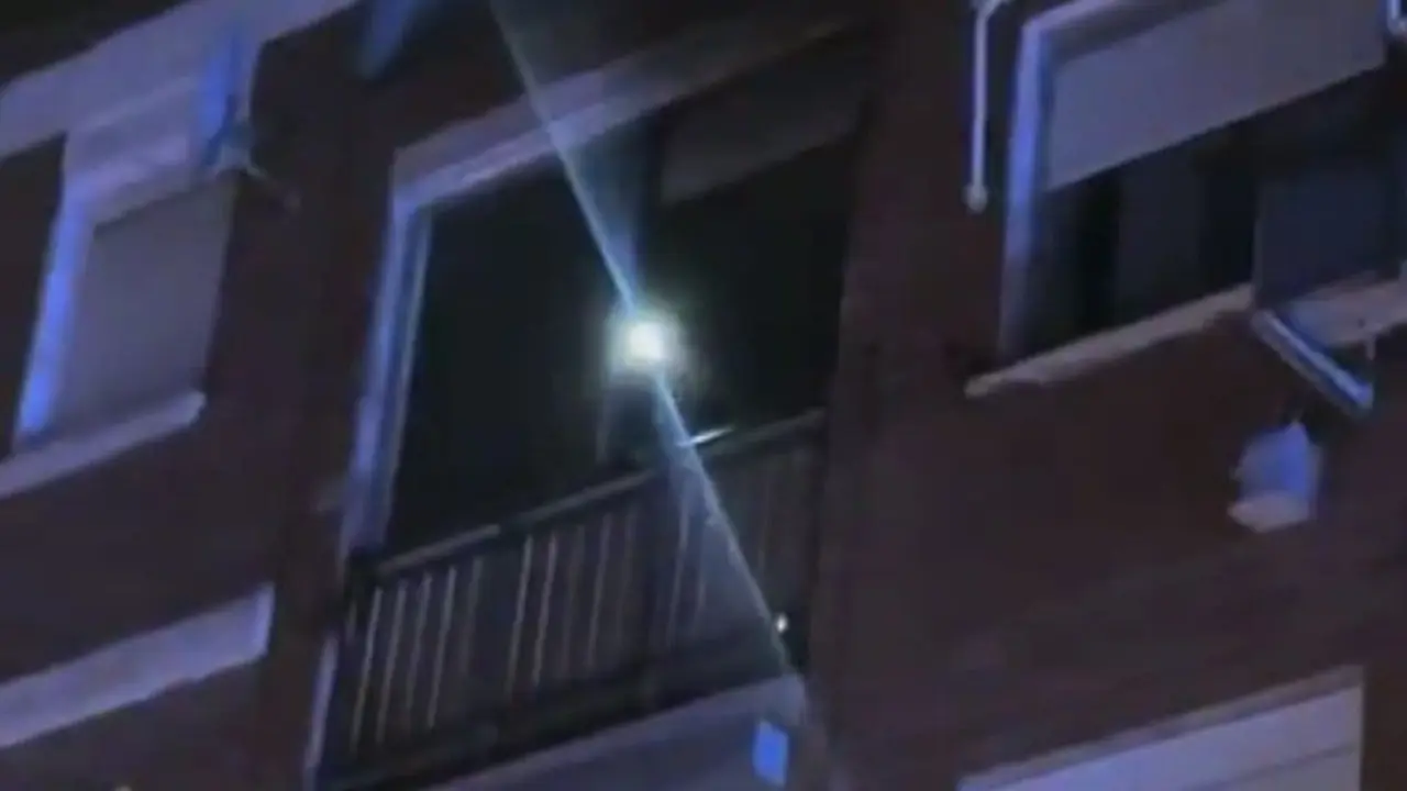 Bomberos intervienen en un incendio en Villaverde, Madrid.