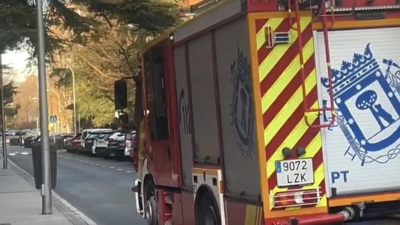 Un cami&oacute;n de bomberos responde a una explosi&oacute;n en Usera, Madrid.