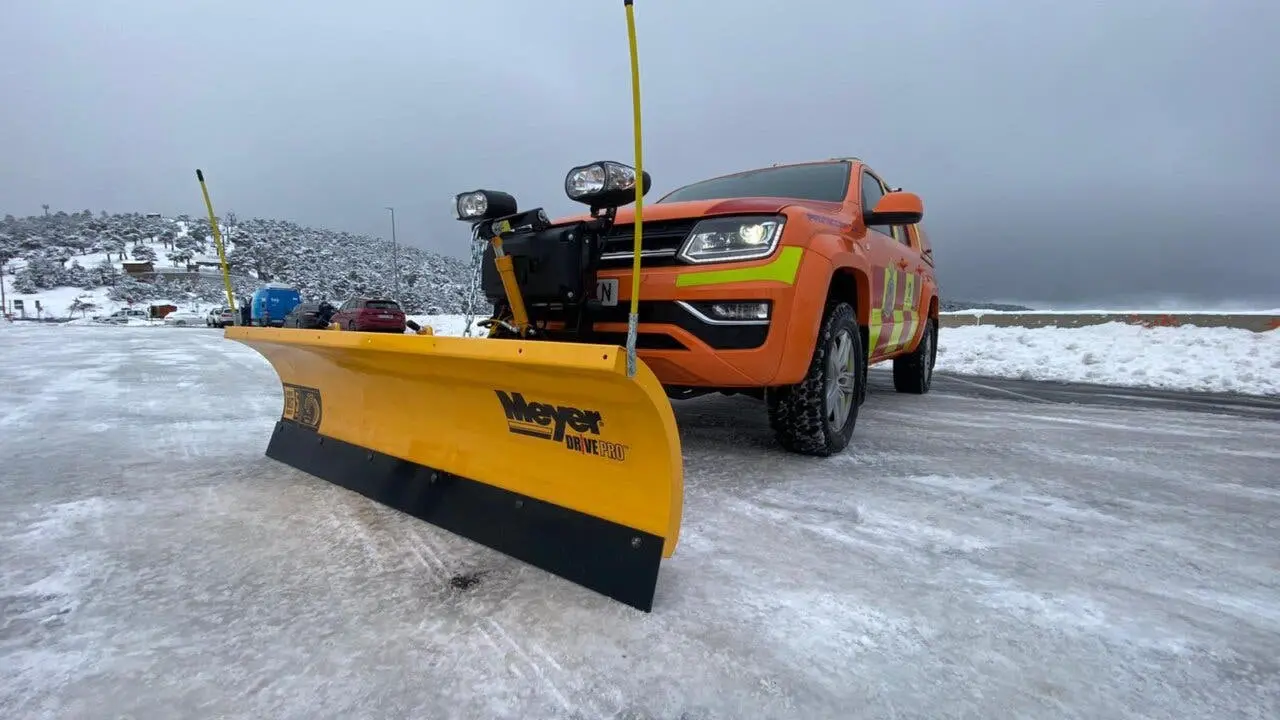 Un veh&iacute;culo quitanieves preparado para las nevadas en Madrid.