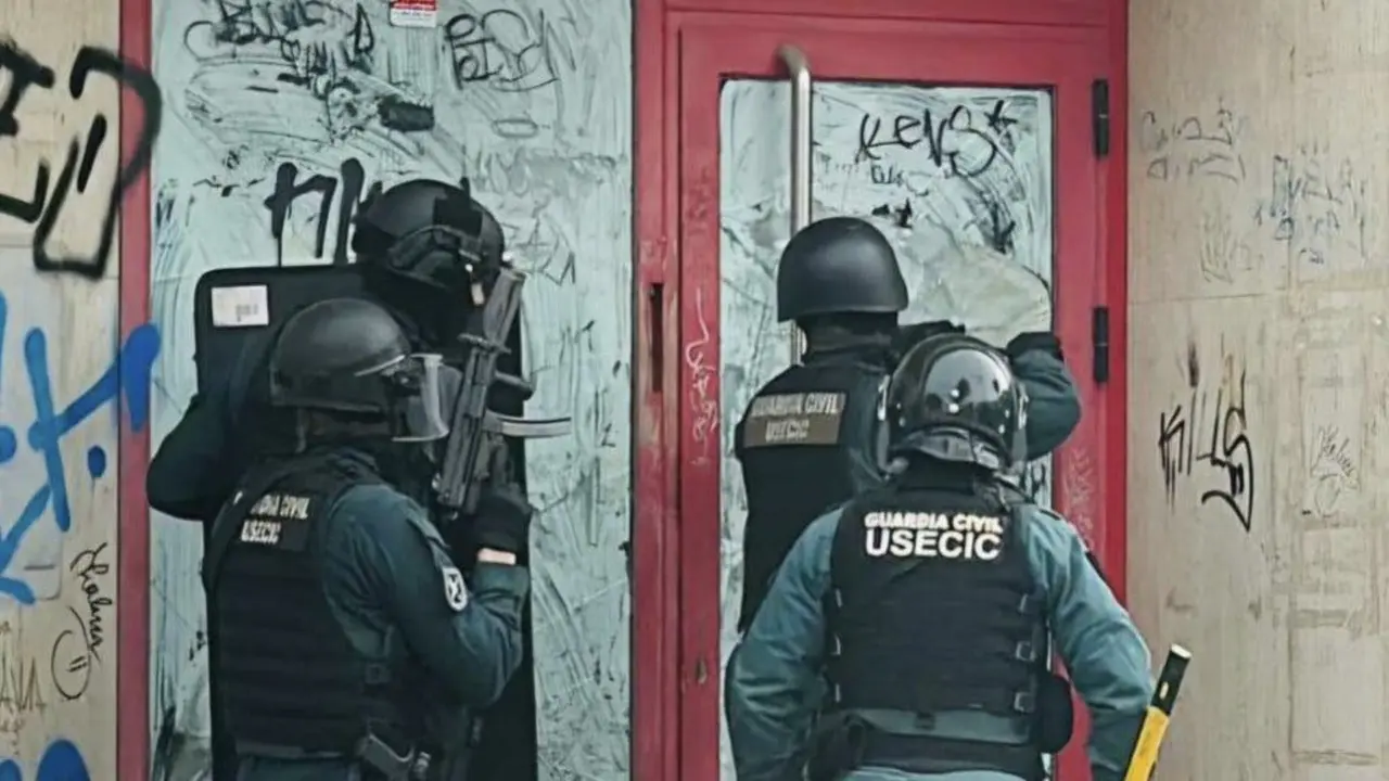 La Guardia Civil interviene en un desalojo en Arganda del Rey. Se sorprende a okupas robando.