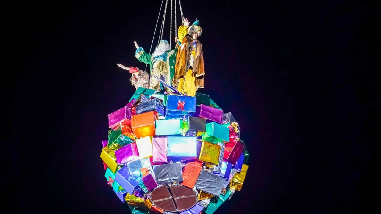 La Cabalgata de Reyes en Torrej&oacute;n de Ardoz culmina con un espect&aacute;culo a&eacute;reo impresionante.