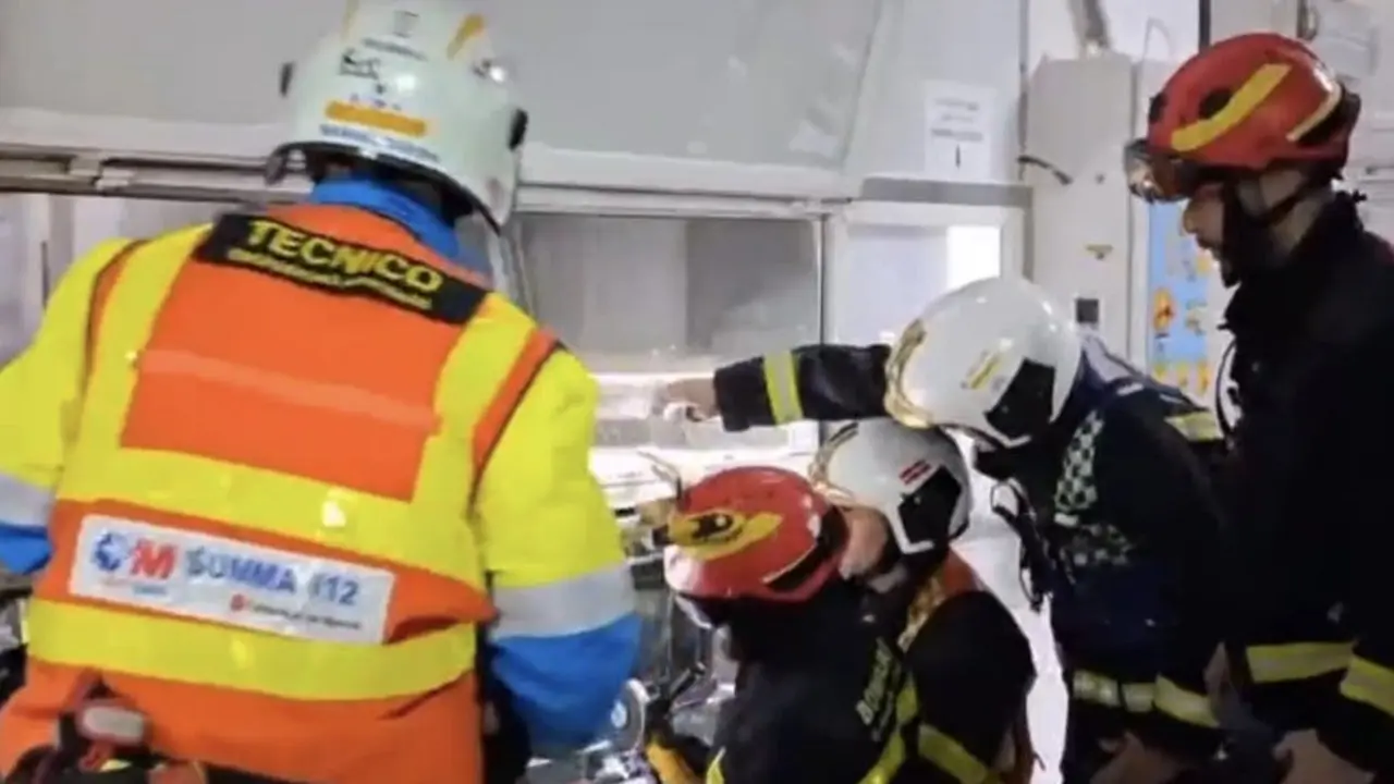 Un trabajador qued&oacute; atrapado en una panificadora en Legan&eacute;s, siendo atendido por rescatistas.