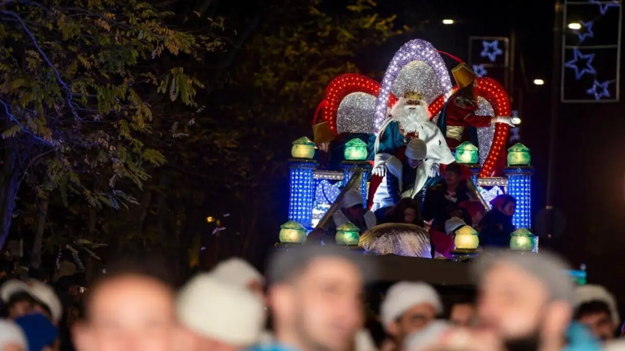 La Gran Cabalgata de Reyes de Alcal&aacute; de Henares llena de magia y caramelos.