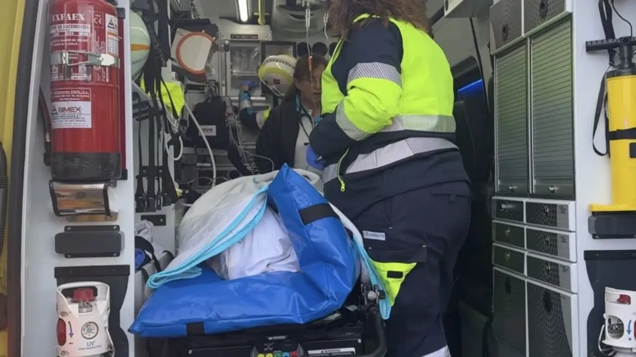 Sanitarios brindan asistencia a un herido en la M-403 tras un grave accidente.