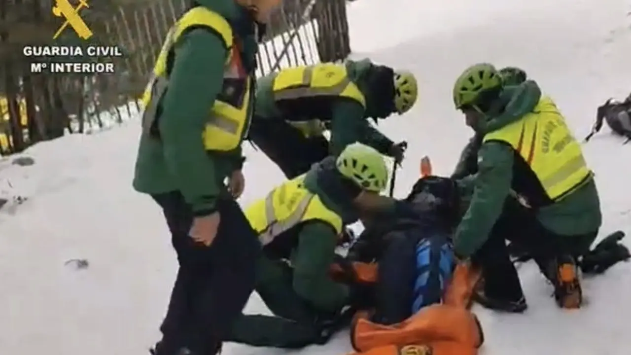 La Guardia Civil realiza un rescate en la Sierra de Madrid durante el invierno.