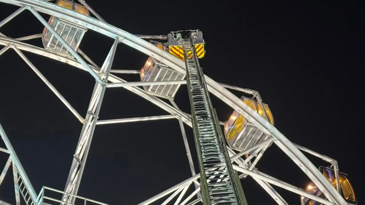 Los bomberos realizan un rescate en la noria del parque M&aacute;gicas Navidades.