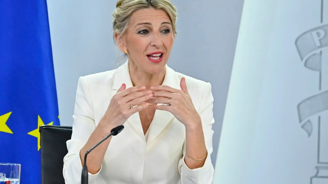 Una ministra durante una rueda de prensa, discutiendo temas importantes.