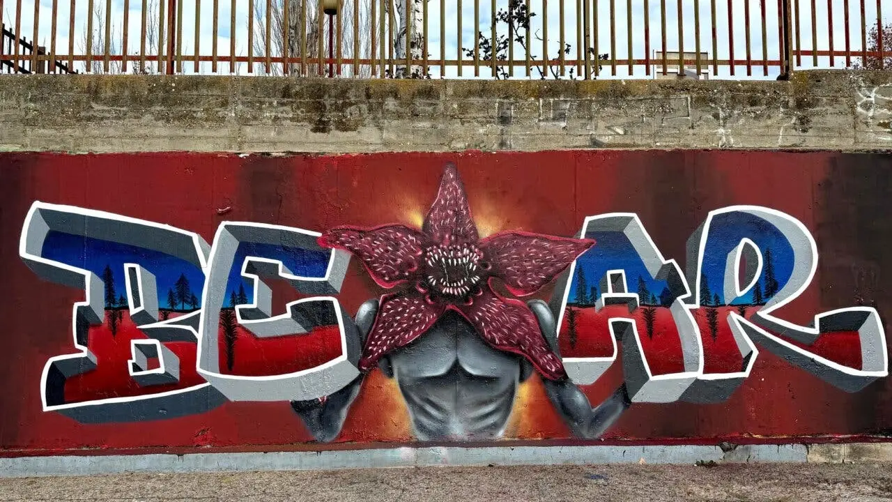 J&oacute;venes de Mejorada del Campo crean un impresionante mural inspirado en Stranger Things.