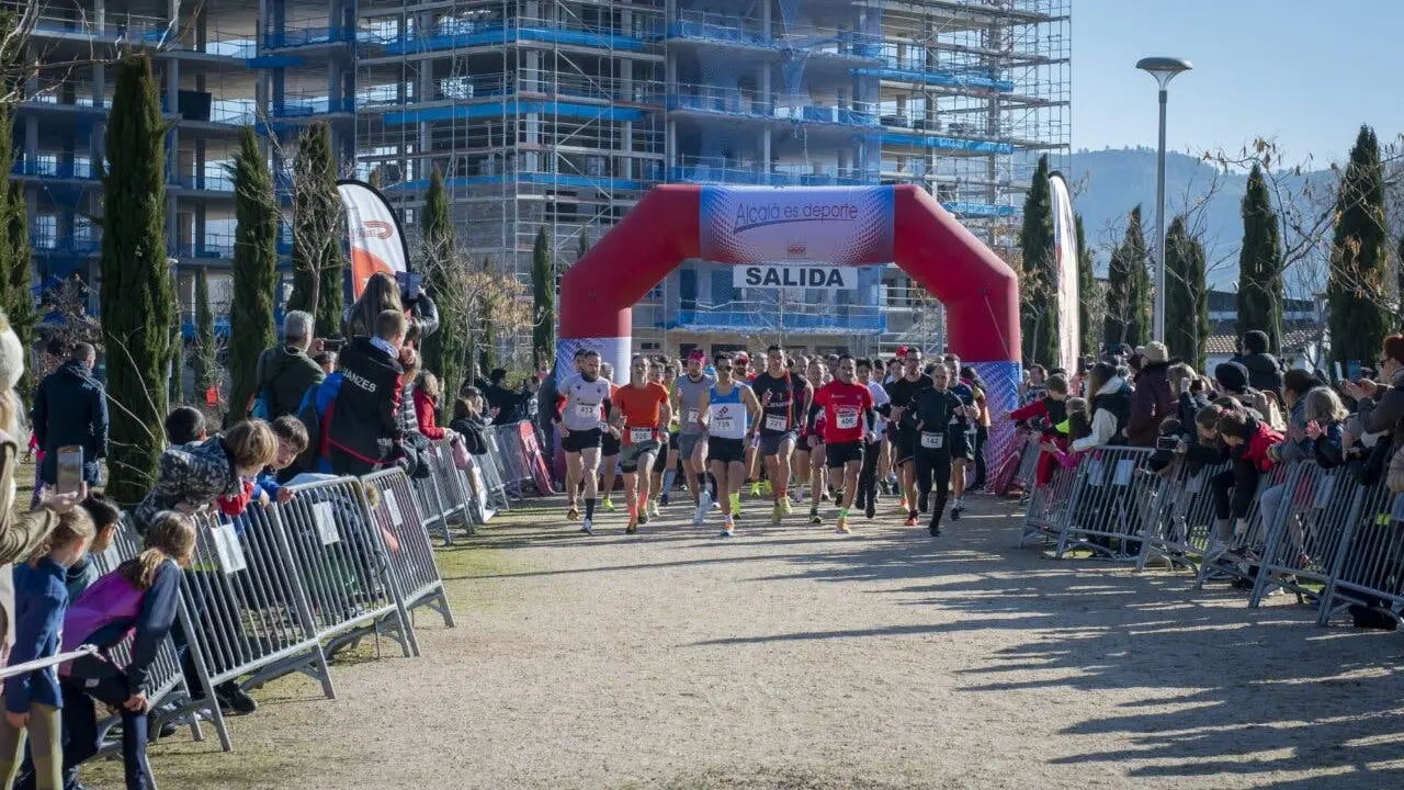 M&aacute;s de 1.000 corredores participan en el cross solidario en Alcal&aacute; de Henares.