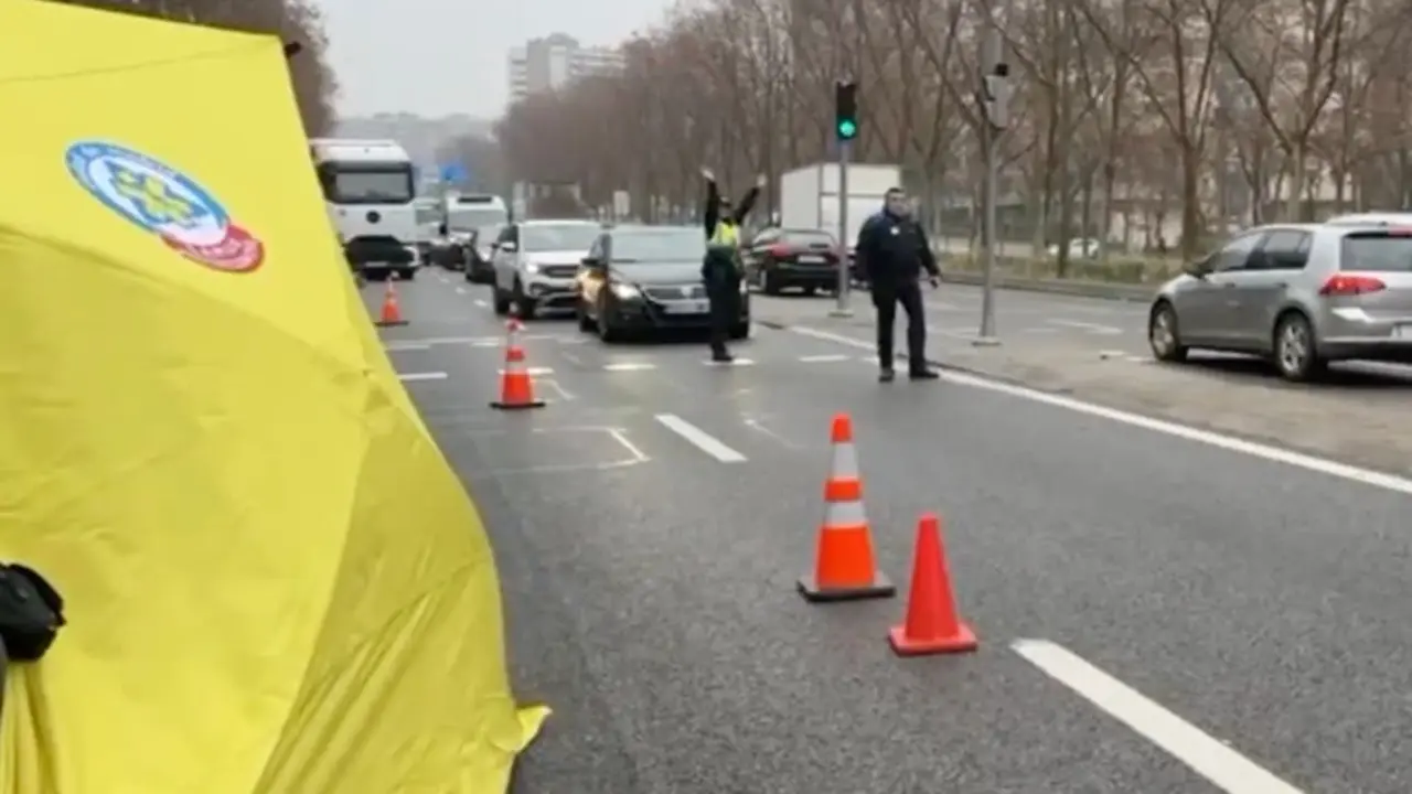 Una mujer de 80 a&ntilde;os fue atropellada en Madrid. Los servicios de emergencia respondieron r&aacute;pidamente.