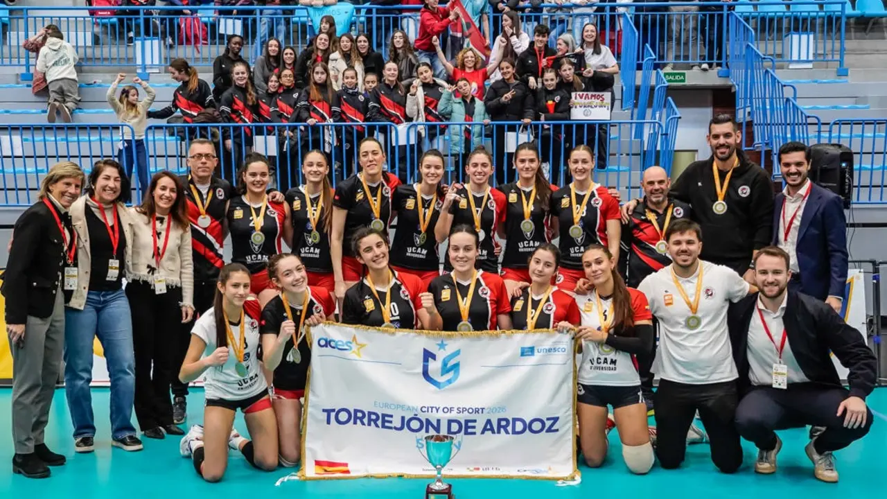 El Club Voleibol Torrej&oacute;n celebra su subcampeonato en la Copa Princesa.