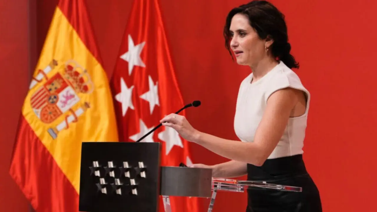 La presidenta de Madrid se pronuncia sobre las acusaciones contra el artista.