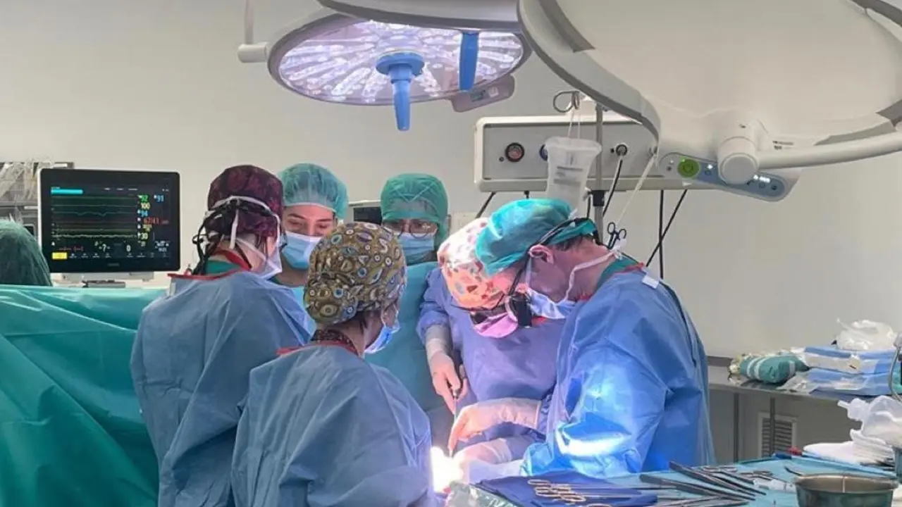 Un equipo de cirujanos trabaja en un trasplante en Madrid.
