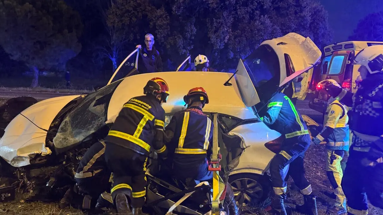 Un grave accidente entre un autob&uacute;s y un turismo ha dejado a una persona herida. Los bomberos trabajan en la escena.
