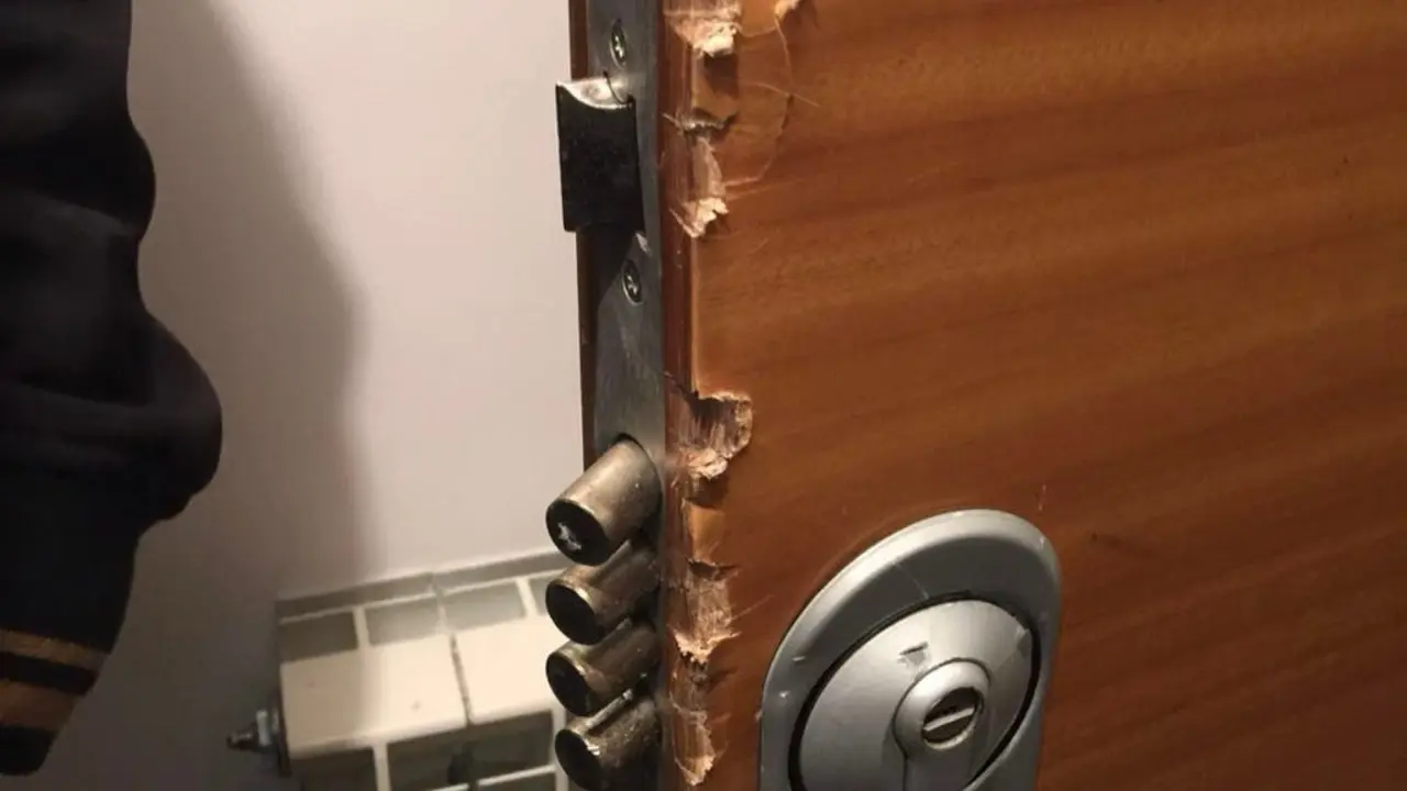 La puerta muestra signos de haber sido forzada durante un robo.