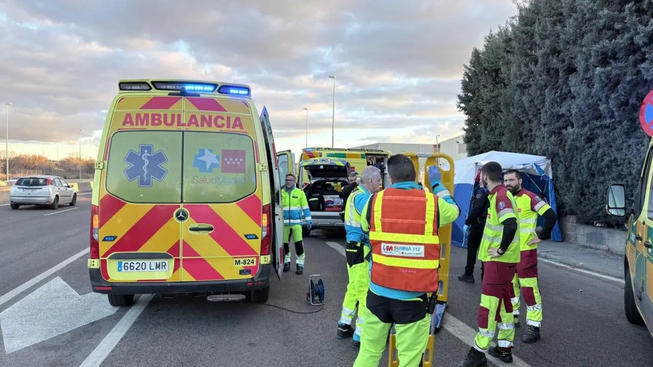 Un equipo de emergencia salva la vida a un hombre en Fuenlabrada. La r&aacute;pida respuesta fue crucial.